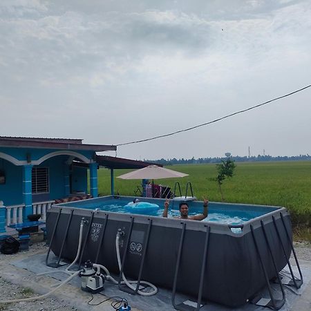 Izz Homestay Sawah Padi Sungai Besar ! Exterior photo