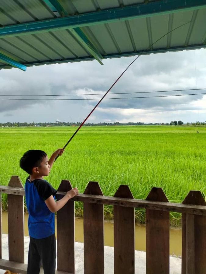 Izz Homestay Sawah Padi Sungai Besar ! Exterior photo