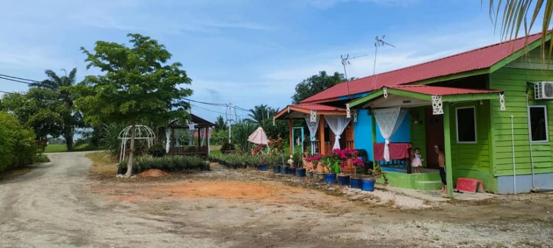 Izz Homestay Sawah Padi Sungai Besar ! Exterior photo